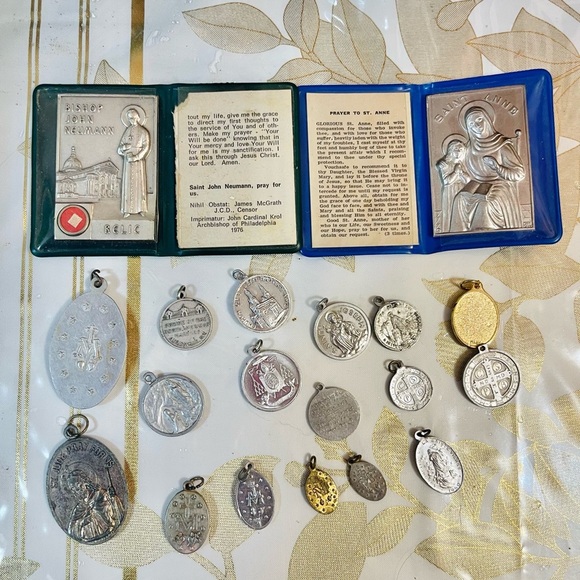 Lot Of 19 VTG  Religious Christian Holy Medal Cross Pendants Prayer Amulet - Picture 3 of 7